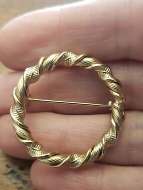 Vtg Gold-Tone Twisted Rope Circle Brooch - 1.25" Diameter